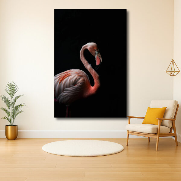 Elegante pose van een flamingo op een donkere achtergrond