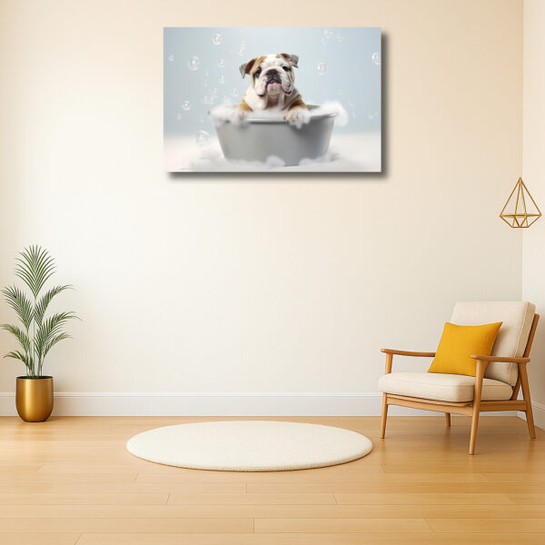 Schattige bulldog in een badkuip met bubbels