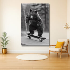 Beer op skateboard in het bos