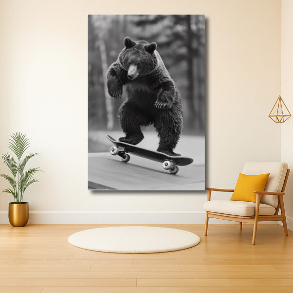 Beer op skateboard in het bos