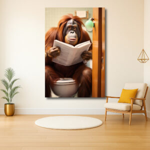 Orang-oetan met boek in de badkamer