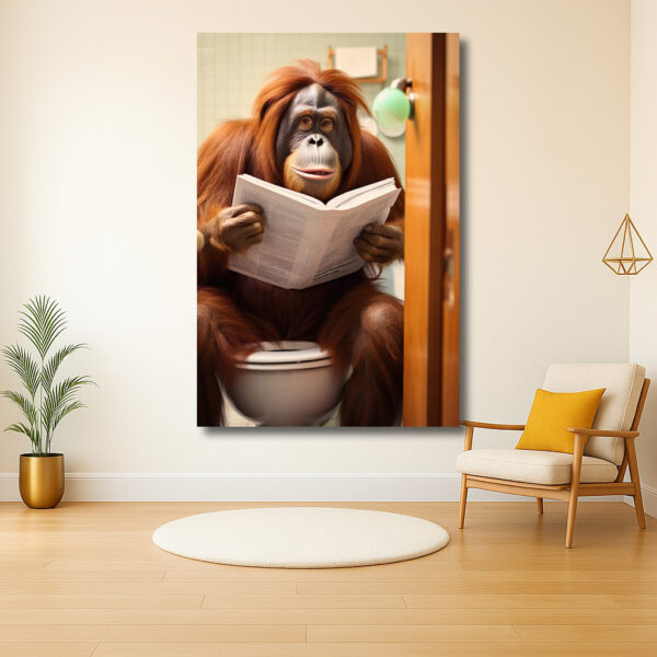 Orang-oetan met boek in de badkamer