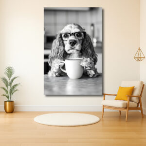 Hond met bril geniet van een kopje koffie