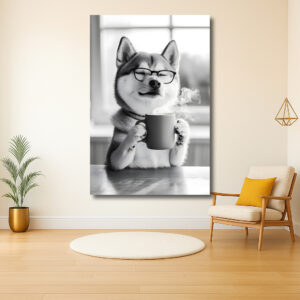 Hond met bril geniet van kop warme drank