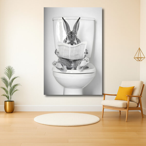Konijn met krant op toilet