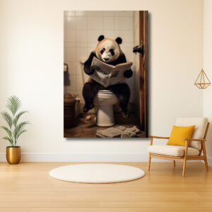 Panda op toilet leest krant in badkamer