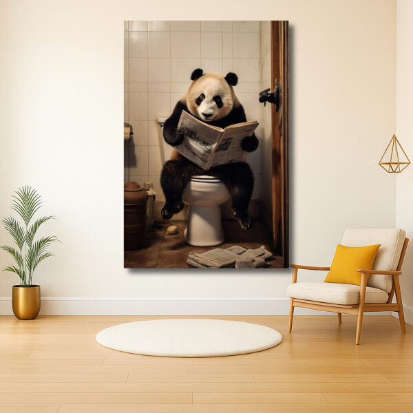 Panda op toilet leest krant in badkamer