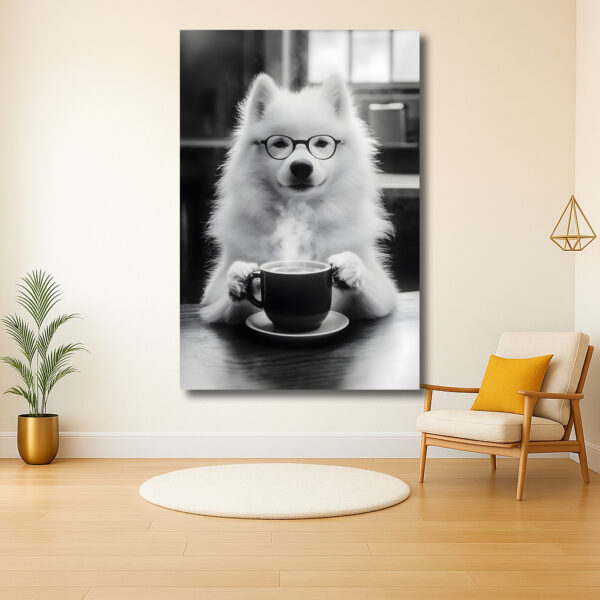 Witte hond met bril drinkt koffie