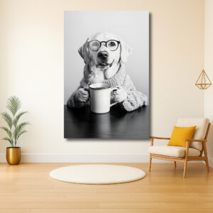 Hond geniet van warme drank in trui