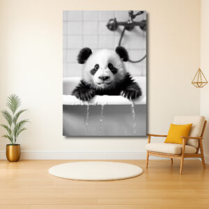 Panda in bad met nieuwsgierige blik