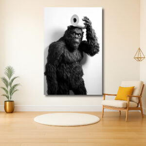 Gorilla met toiletpapier op het hoofd