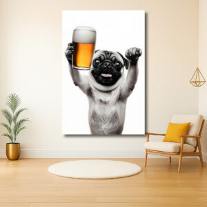 Opgewekte mopshond met bierglas