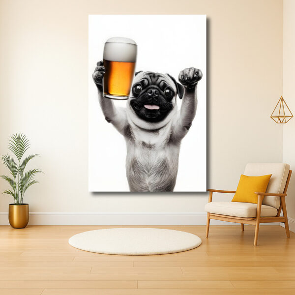 Opgewekte mopshond met bierglas