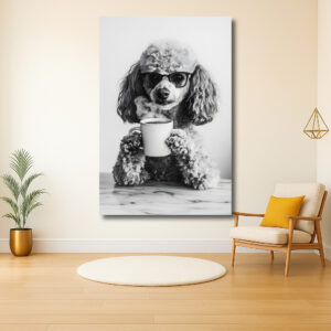 Pudel met zonnebril geniet van koffie