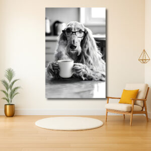 Stijlvolle hond met bril geniet van een kopje koffie