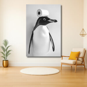 Pinguïn met toiletrol op hoofd
