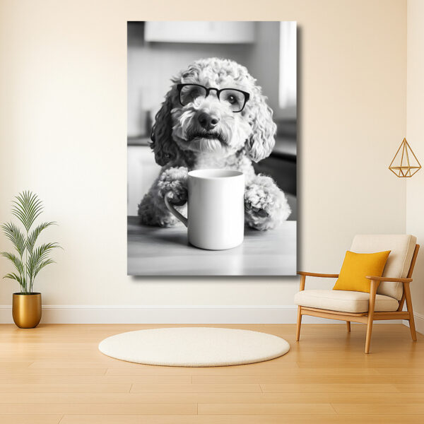 Hond met bril en mok in de keuken