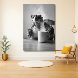 Koele schildpad met een kop warme koffie