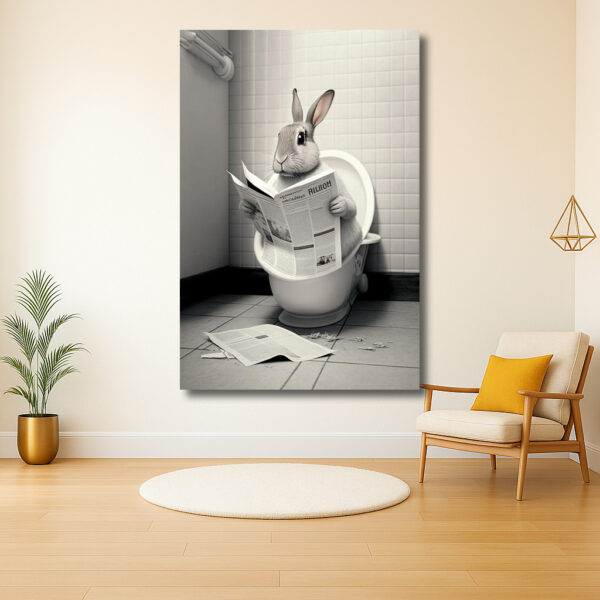 Konijn leest krant op toilet