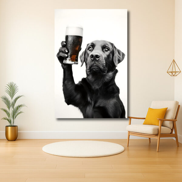 Hond heft trots een glas bier omhoog