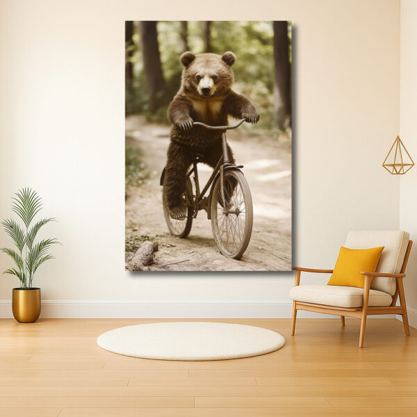 Beer fietst door het bos