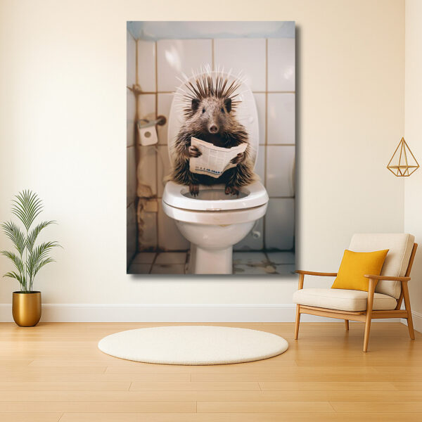 Egel met krant in het toilet