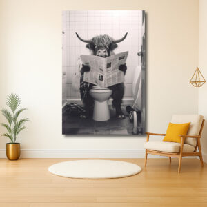 Stier leest krant op toilet