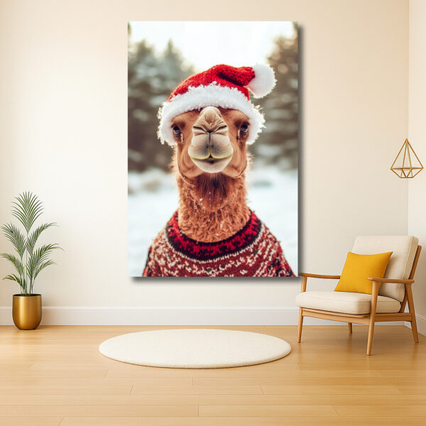 Kameel in kersttrui met kerstmuts