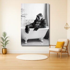 Gorilla in badkuip in een serene badkamer