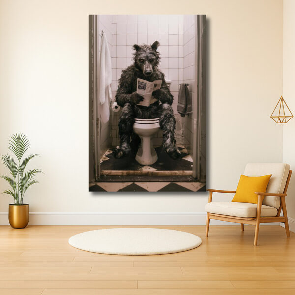Wolfachtig wezen leest in badkamer