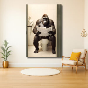 Gorilla leest krant op toilet in grappige setting