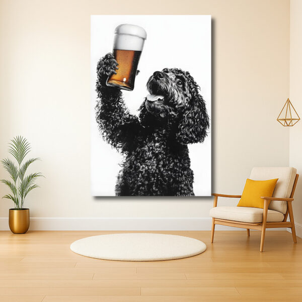 Hond viert met een schuimend glas bier