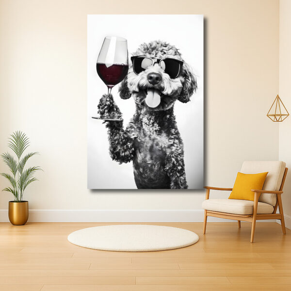 Hond met zonnebril en wijnglas in zwart-wit foto