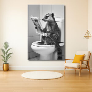 Wasbeer leest krant op toilet