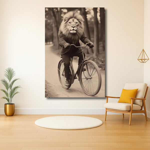 Fietsende leeuw in een bos