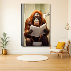 Orang-oetan leest krant op toilet