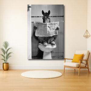 Paard leest krant op toilet