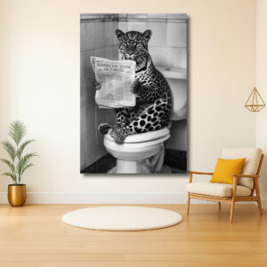 Luipaard leest krant op toilet