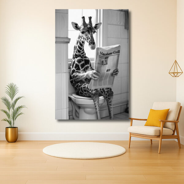 Giraffe Leest Krant in Badkamer