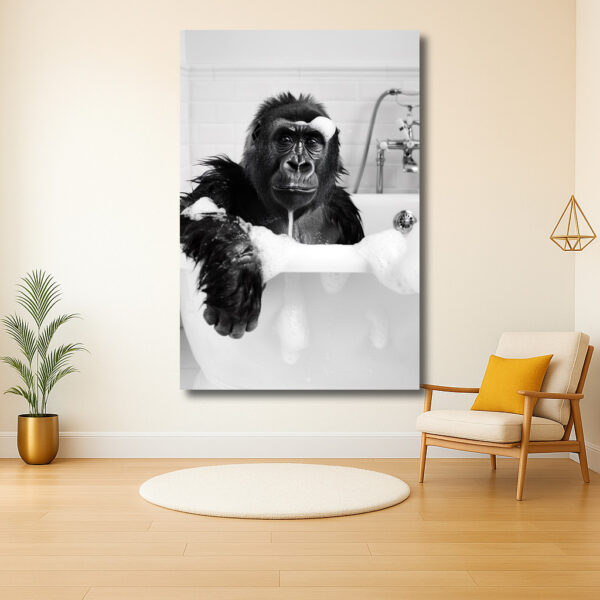Gorilla in een badkuip vol schuim