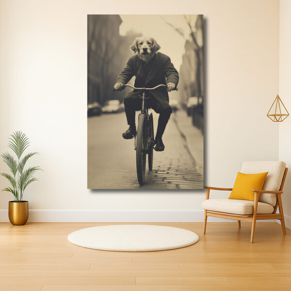 Hond op een fiets in een stad