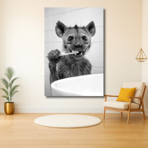 Hyena poetst tanden in de badkamer