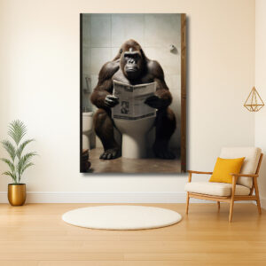 Gorilla leest krant op het toilet