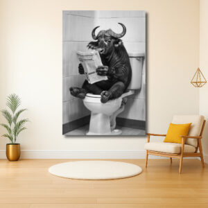 Buffel leest krant op toilet