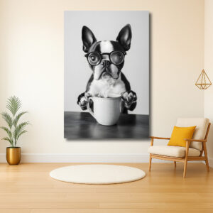 Hond met bril geniet van koffie