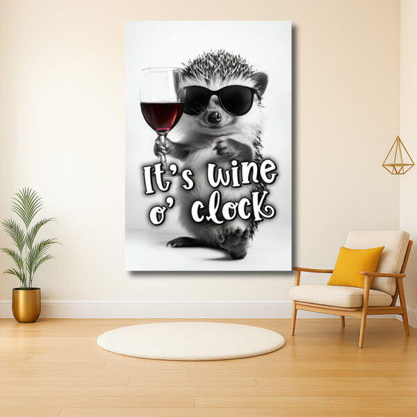 Egeltje met een glas wijn