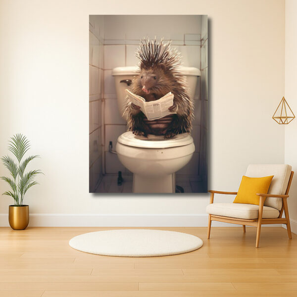 Egeltje leest de krant op het toilet