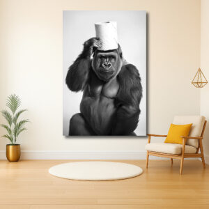 Gorilla met toiletrol in zwart-wit