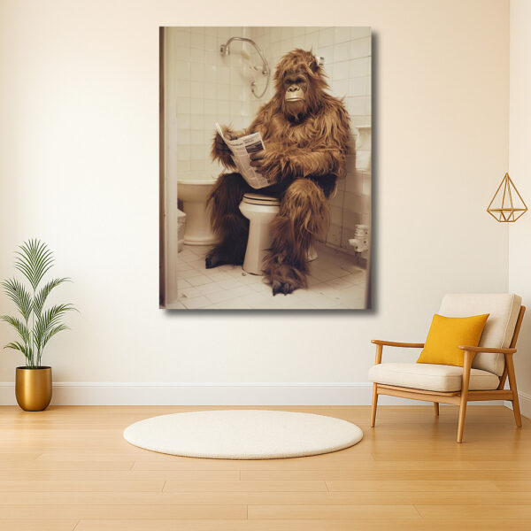 Gorilla leest krant op het toilet