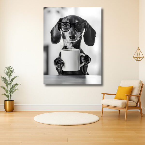 Hond met bril en koffiekopje genietend van zijn drankje